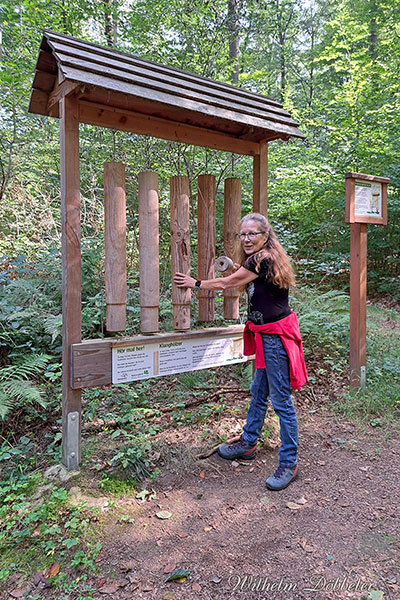 Elke Döbbeler und Holzklangspiel
