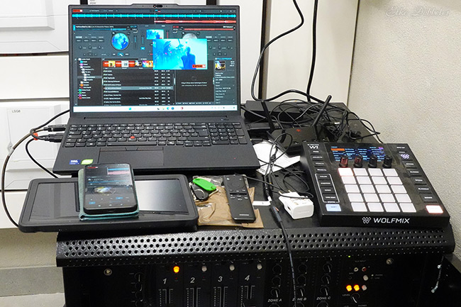 Blick auf die komplexe Steuerung hinter den Kulissen: Ein Laptop mit DJ-Software, ein Smartphone und ein professionelles Lichtmischpult von Wolfmix zur Steuerung der Sauna-Effekte. Foto: Elke Döbbeler